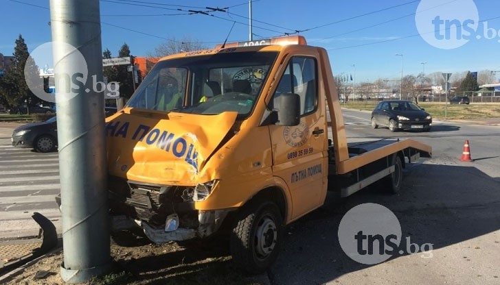 Катастрофа между кола на Пътна помощ и джип в Пловдив