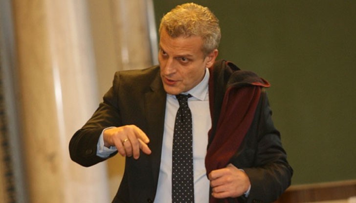 Нападнаха Москов, че искал да се измъкне като "бяла нинджа" Нападнаха Москов, че искал да се измъкне като "бяла нинджа"