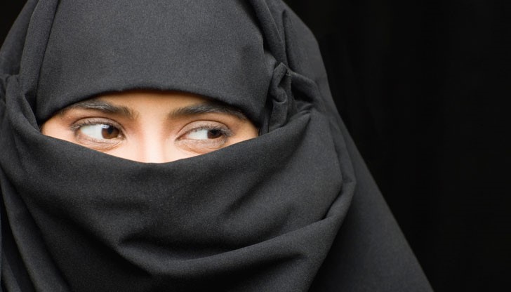 Най-рекламирани в сайта са традиционен арабски хиджаб и дизайнерска дубайска абая