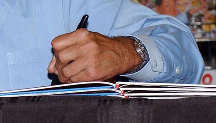 Изследване от 2010 г. установи, че мозъчните полукълба на левичарите взаимодействат повече, което може да причини повече негативни настроения Изследване от 2010 г. установи, че мозъчните полукълба на левичарите взаимодействат повече, което може да причини повече негативни настроения