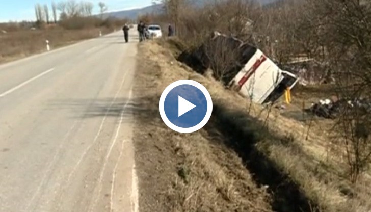 Автобус с преподаватели от българската Националната финансово-стопанска гимназия се преобърна край македонския град Крива Паланка