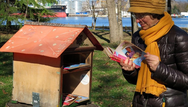 Неизвестен благодетел е заредил къщичката за книги в Аспаруховия парк във Варна с любовни романи