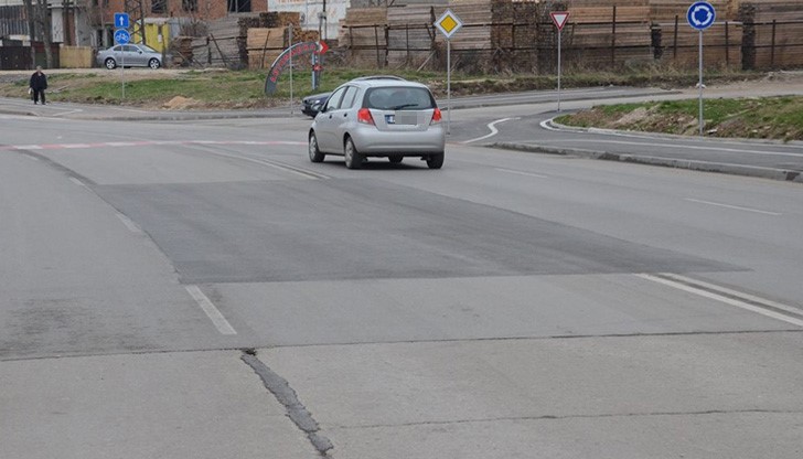 Фирмата изпълнител ремонтира за своя сметка участък от около половин метър от улица „Филип Станиславов“ Фирмата изпълнител ремонтира за своя сметка участък от около половин метър от улица „Филип Станиславов“