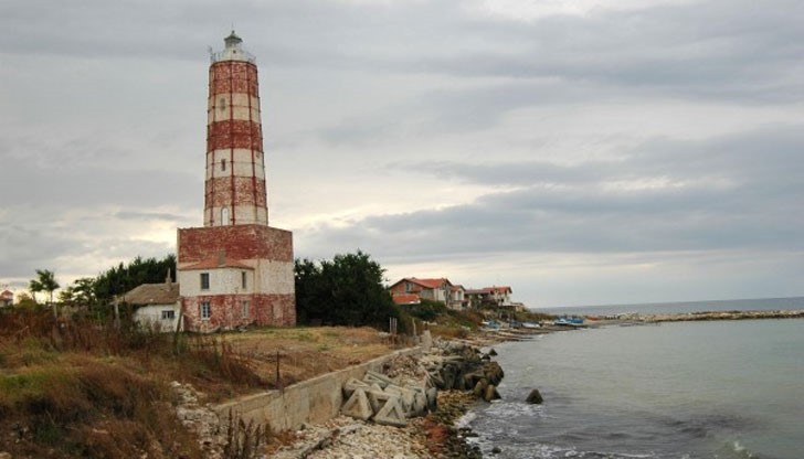 Вследствие на разрушаването на бреговата ивица от абразията в Черно море България губи годишно около 25-26 декара площ