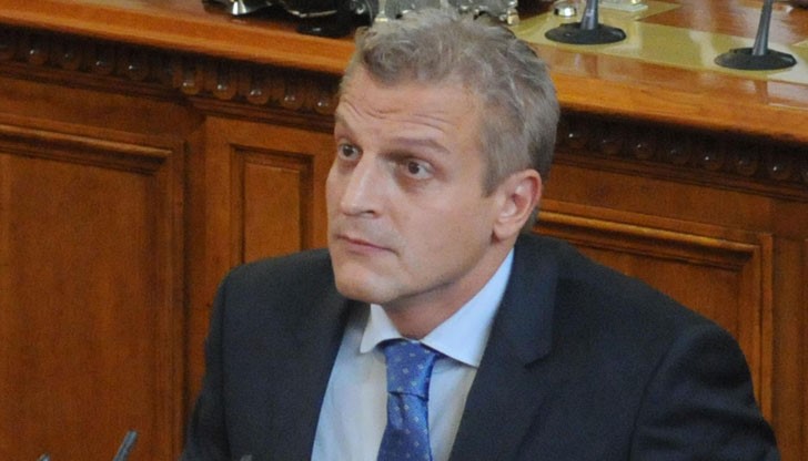 Между две парламентарни групи, Петър Москов ще трябва да се защитава сам