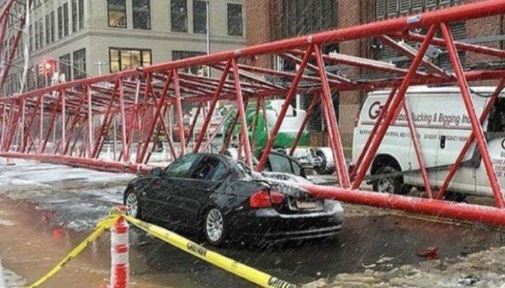 Причината за падането засега не е известна