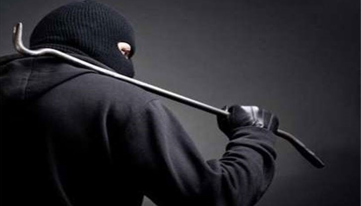 Крадците са разбили витрината на магазина Крадците са разбили витрината на магазина