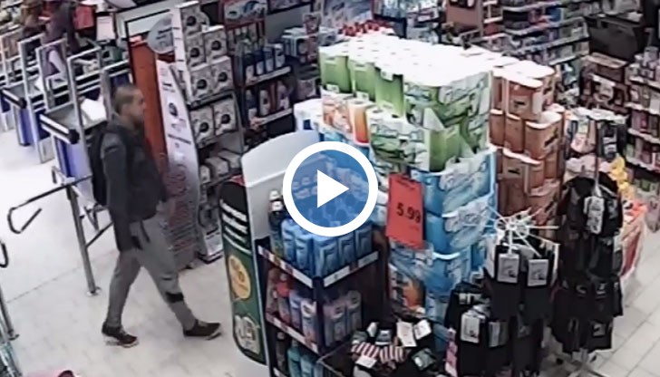 Две камери записали как тренираният млад мъж прибира "Джак Даниелс" в раницата си