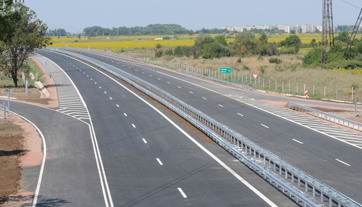 Пътните настилки в цялата страна са предимно сухи, на места, включително в планинските райони и усойните места, частично мокри, заснежени, обработени и опесъчени Пътните настилки в цялата страна са предимно сухи, на места, включително в планинските райони и усойните места, частично мокри, заснежени, обработени и опесъчени