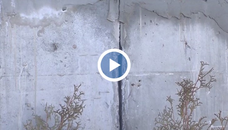 Поне на две места бетонната плоча направо се е разместила в следствие на пропадане