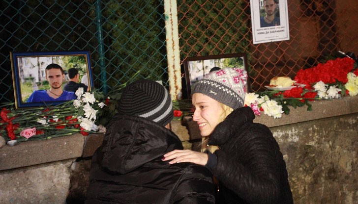 Роднините на починалия младеж все още не се били изследвали, но ходели на редовни медицински прегледи, при които не били открити сърдечни проблеми Роднините на починалия младеж все още не се били изследвали, но ходели на редовни медицински прегледи, при които не били открити сърдечни проблеми