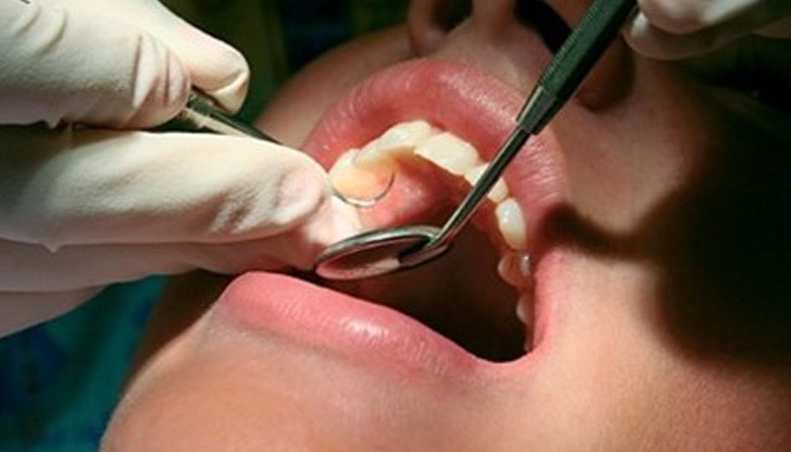 Пакетът на НЗОК за децата пък е от 4 дейности като се поема и лечението на кариеса с неговите усложнения Пакетът на НЗОК за децата пък е от 4 дейности като се поема и лечението на кариеса с неговите усложнения