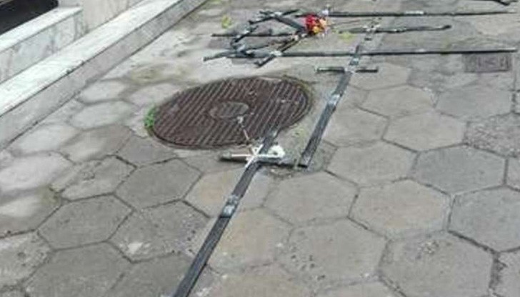 Част от християнските символи са наредени така, че образуват гроб с арка Част от християнските символи са наредени така, че образуват гроб с арка