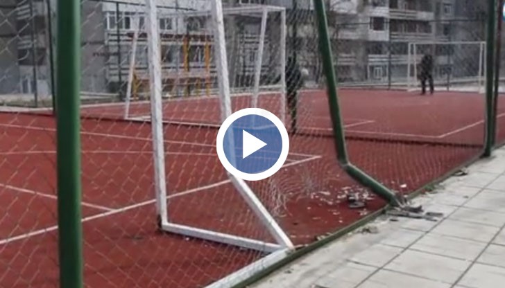 Неправоспособният шофьор се опитал с висока скорост да вземе завой и се блъснал във футболната врата на игрището
