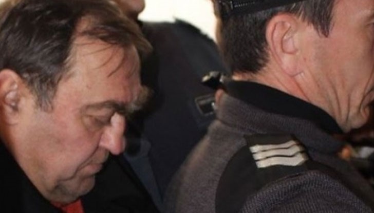 След гаврата Евстатиев се опитал няколко пъти да се обади на родителите на момичето... След гаврата Евстатиев се опитал няколко пъти да се обади на родителите на момичето...