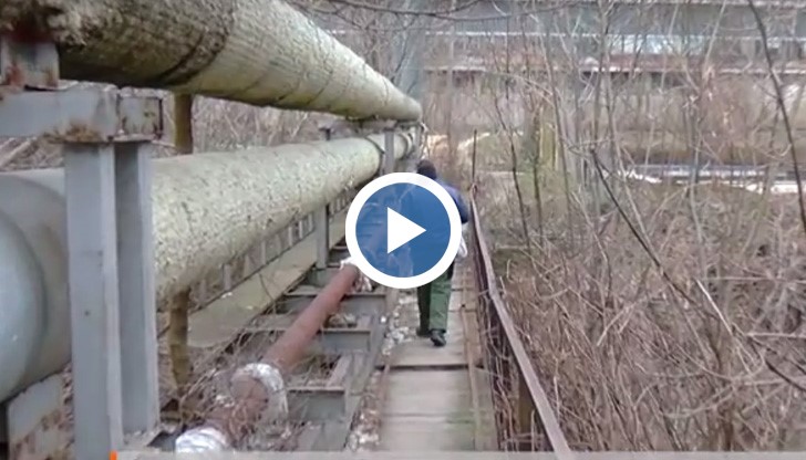 Рецептата за безопасно преминаване е внивателно вглеждане в дъските и фенерче, когато е тъмно