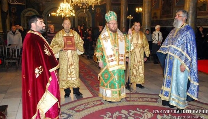 След богослужението Негово Високопреосвещенство благослови християните