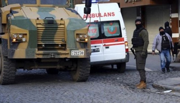 Хиляди граждани напускат Сур в паника Хиляди граждани напускат Сур в паника