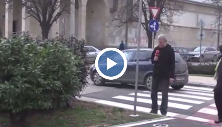 Пешеходната пътека зад паметника на Стефан Караджа е направена така, че отива в храстите