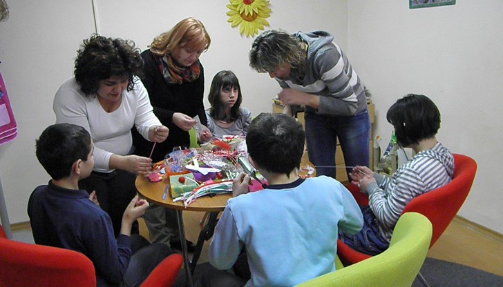 Изработените мартенички ще бъдат изложени на павилион от Мартенския базар, който Община Русе отново предостави на Сдружението