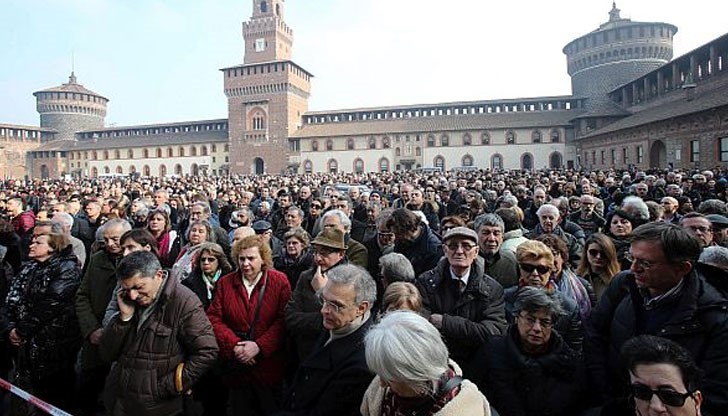 Стотици хора присъстваха на прощалната церемония с Умберто Еко в двора на двореца Сфорца