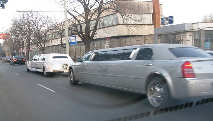 Две шикозни лимузини на румънска фирма за даване под наем на луксозни автомобили ще возят клиентите си из Букурещ с русенски номера