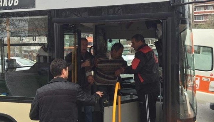 Шофьорът е получил гърч в движение и само навременната намеса на колегата му е спасила живота му