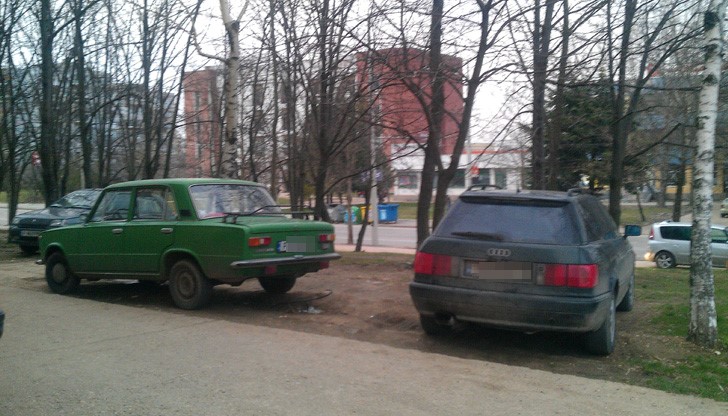 Къде ли са "всевиждащите" служители  от КОРС?  Или квартал като "Дружба-3" не е приоритет?