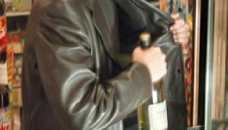 извършителят на кражбите ги е осъществил като е поставял стоките под връхната си дреха /снимката е илюстративна/ извършителят на кражбите ги е осъществил като е поставял стоките под връхната си дреха /снимката е илюстративна/