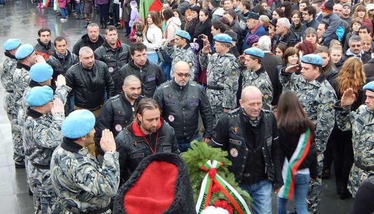 Рокерите призовават своите членове на мотори да поднесат цветя пред Паметника на Свободата