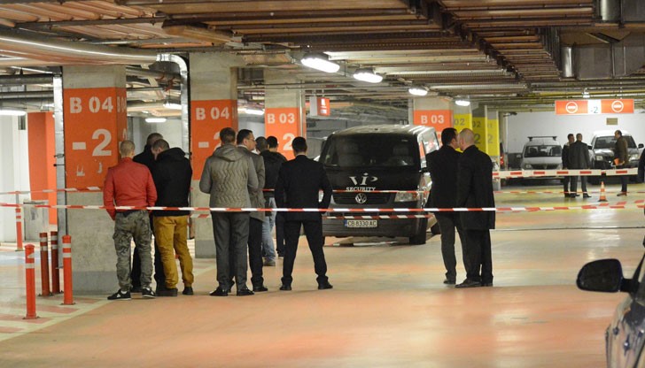 По предварителни данни откраднатата сума от инкасо автомобила е около 400 000 лева