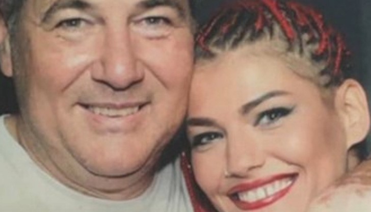 Певицата с баща си