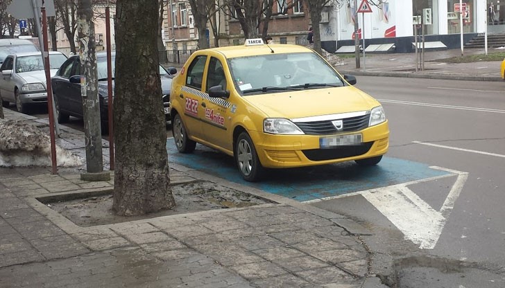 "Бакшиша" беше спрял на място за инвалиди и спокойно си четеше вестник