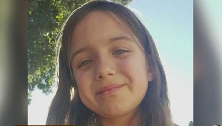 „Мерцедес” без водач потегля надолу към децата и момичето ги спасява с риск за живота си „Мерцедес” без водач потегля надолу към децата и момичето ги спасява с риск за живота си