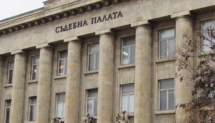 В случая експолицаят иска да му платят повторно за вече получено обезщетение