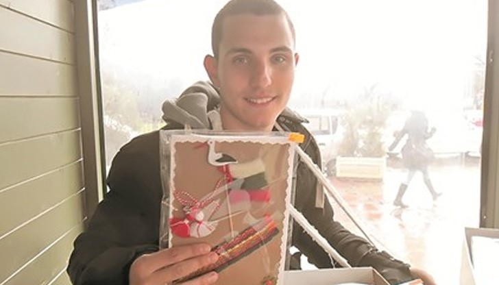 Данчо е изпратил над 150 имейла до различни фирми с молба за спонсорство, но засега е получил само 11 отговора с едно и също съдържание - че нямат възможност Данчо е изпратил над 150 имейла до различни фирми с молба за спонсорство, но засега е получил само 11 отговора с едно и също съдържание - че нямат възможност