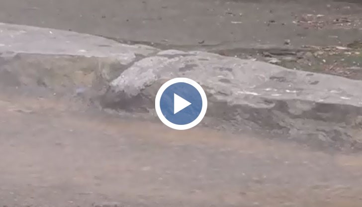 Все още не е извършен ремонт на спукана тръба на топлофикация на улица "Любен Каравелов" в Русе