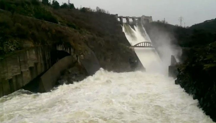 Хидротехническите съоръжения имат достатъчно обем и контролирано ще се изпуска вода само ако се наложи Хидротехническите съоръжения имат достатъчно обем и контролирано ще се изпуска вода само ако се наложи