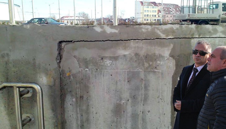 Кметът на Русе Стоилов и заместникът му Наков /с тъмните очила/ инспектират собствената си некомпетентност