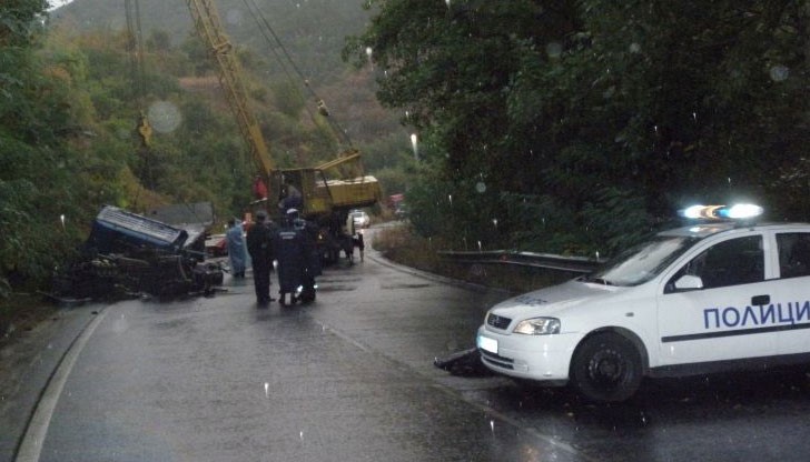 Лек автомобил и тежкотоварен камион са се сблъскали челно на Кресненското дефиле/ Снимката е илюстративна