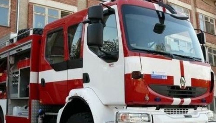 Екип на Втора РСПБЗН е изпратен на улица "Киев" в блок „Сметана“, след обаждане за пожар в покрива на сградата
