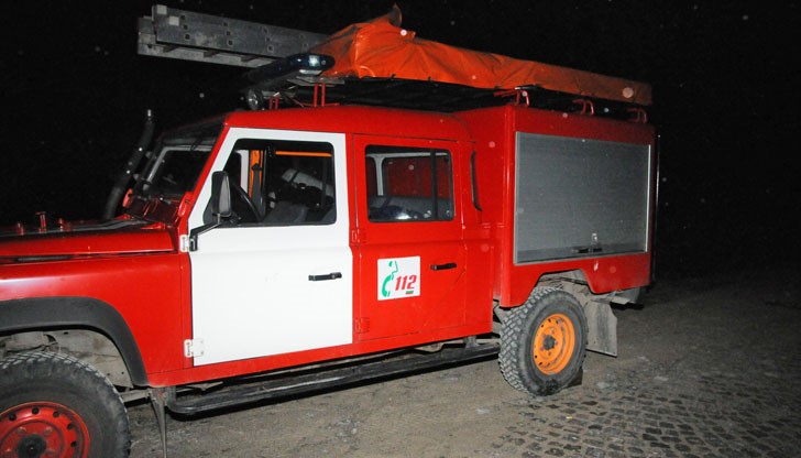 Заради непочистени натрупани сажди в коминното тяло на къщата е възникнало запалването Заради непочистени натрупани сажди в коминното тяло на къщата е възникнало запалването