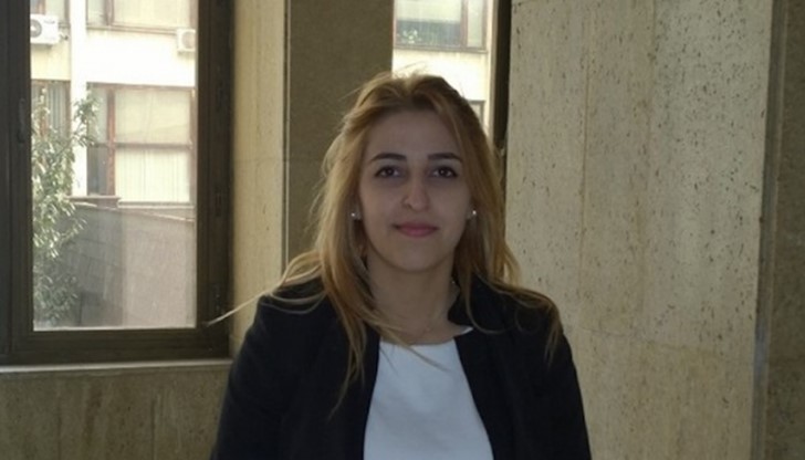 Младата жена говори перфектен български език