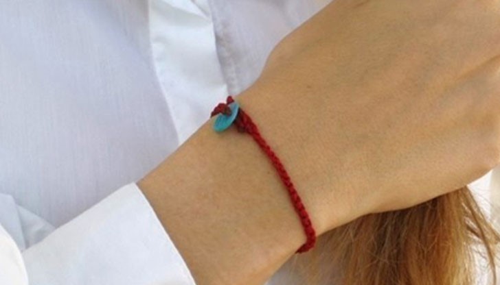 Много хора носят на лявата си ръка червен конец. Какво означава това? Много хора носят на лявата си ръка червен конец. Какво означава това?