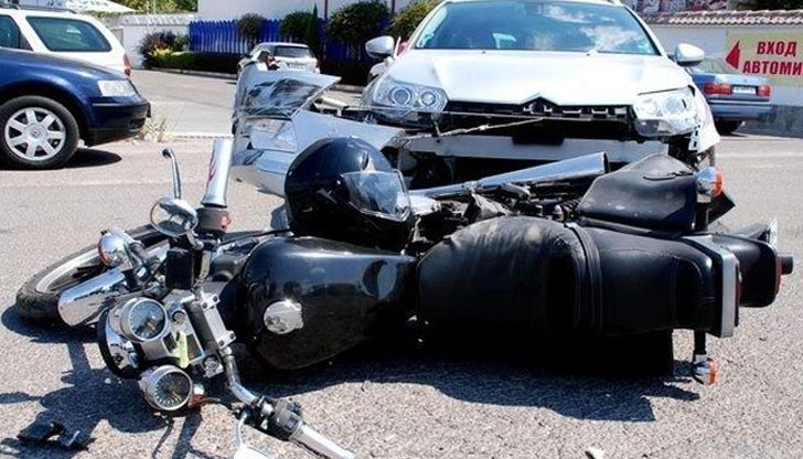 Мотоциклетист е пострадал сериозно и е настанен в болница с травми по крайниците