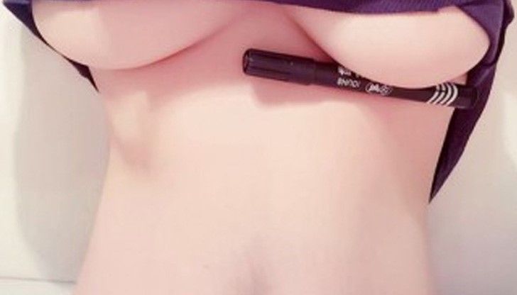 Представителките на нежния пол публикуват снимки, на които държат химикалки под гърдите си