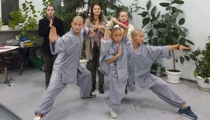 След грандиозния спектакъл на 27 февруари в зала “Булстрад Арена”, монасите от Шаолин посетиха Младежки дом – Русе