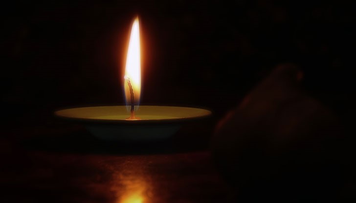 Един богаташ повикал край смъртното си ложе тримата си синове и им рекъл...