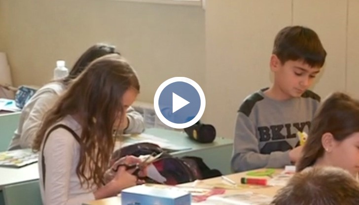 Българчетата ще учат азбуката по нов начин, но без да имат учебници