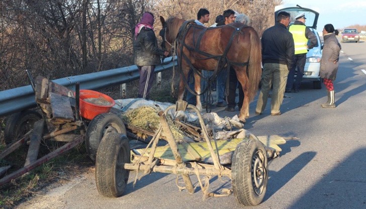 Лек автомобил Опел блъска движещата се пред него каруца с трима роми